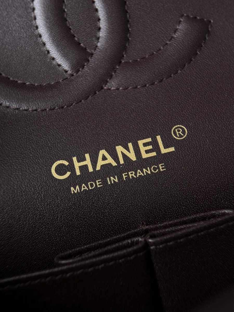 Золотистый логотип Chanel Made in France на внутренней части