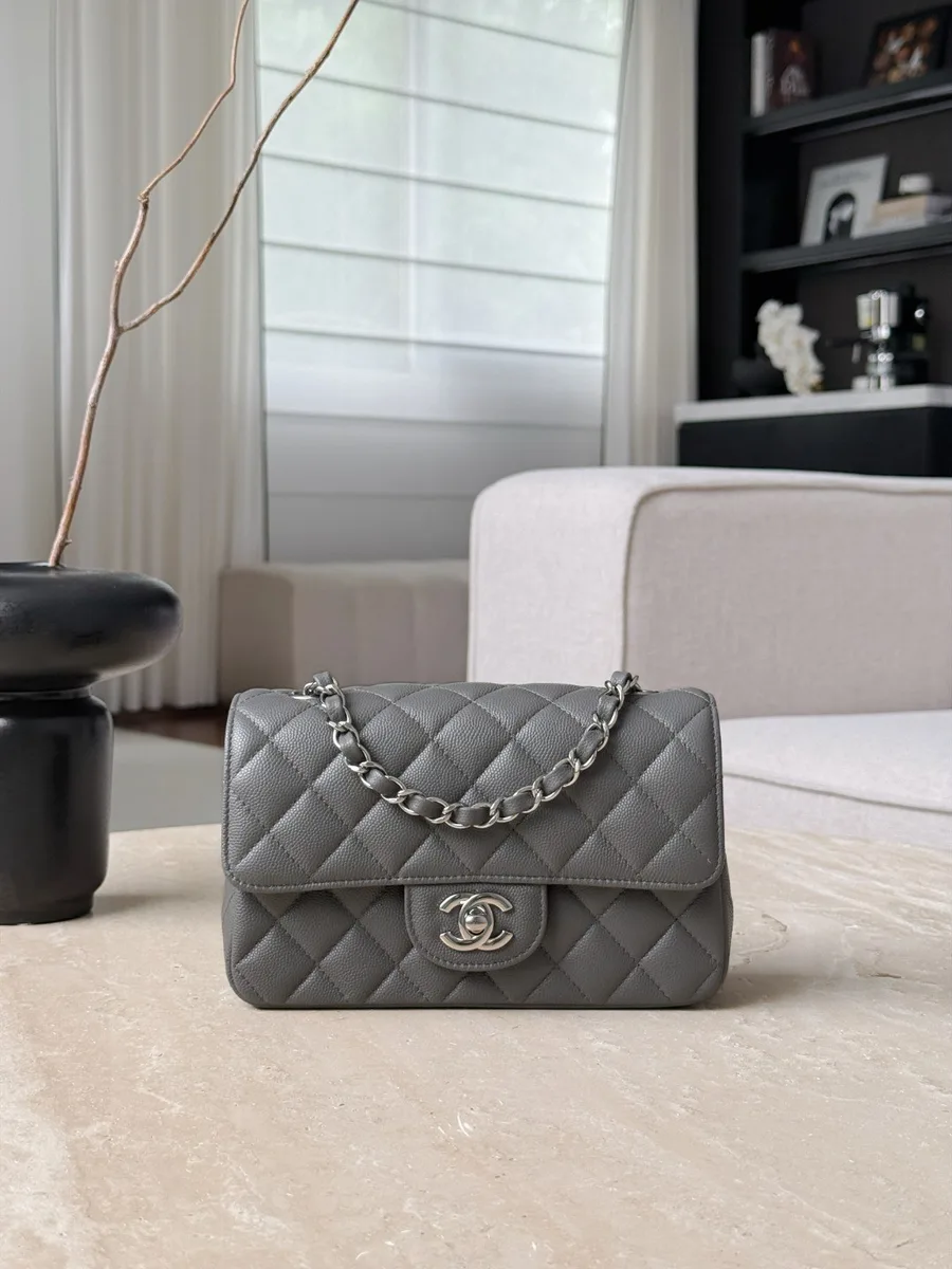 Серая сумка Chanel Classic Flap 20 из зернистой кожи, вид спереди.