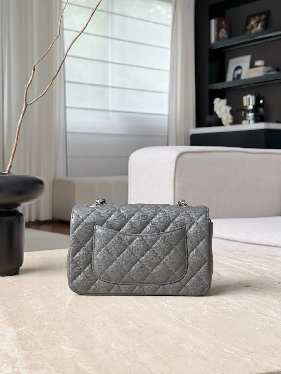 Серая сумка Chanel Classic Flap 20, вид сзади с накладным карманом.