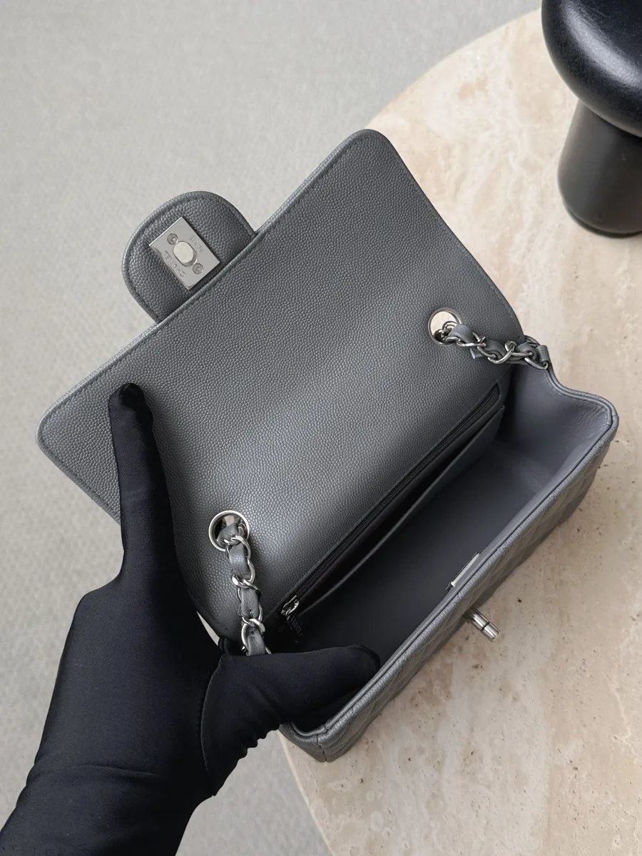 Серая сумка Chanel Classic Flap 20 с открытым клапаном, вид сверху.