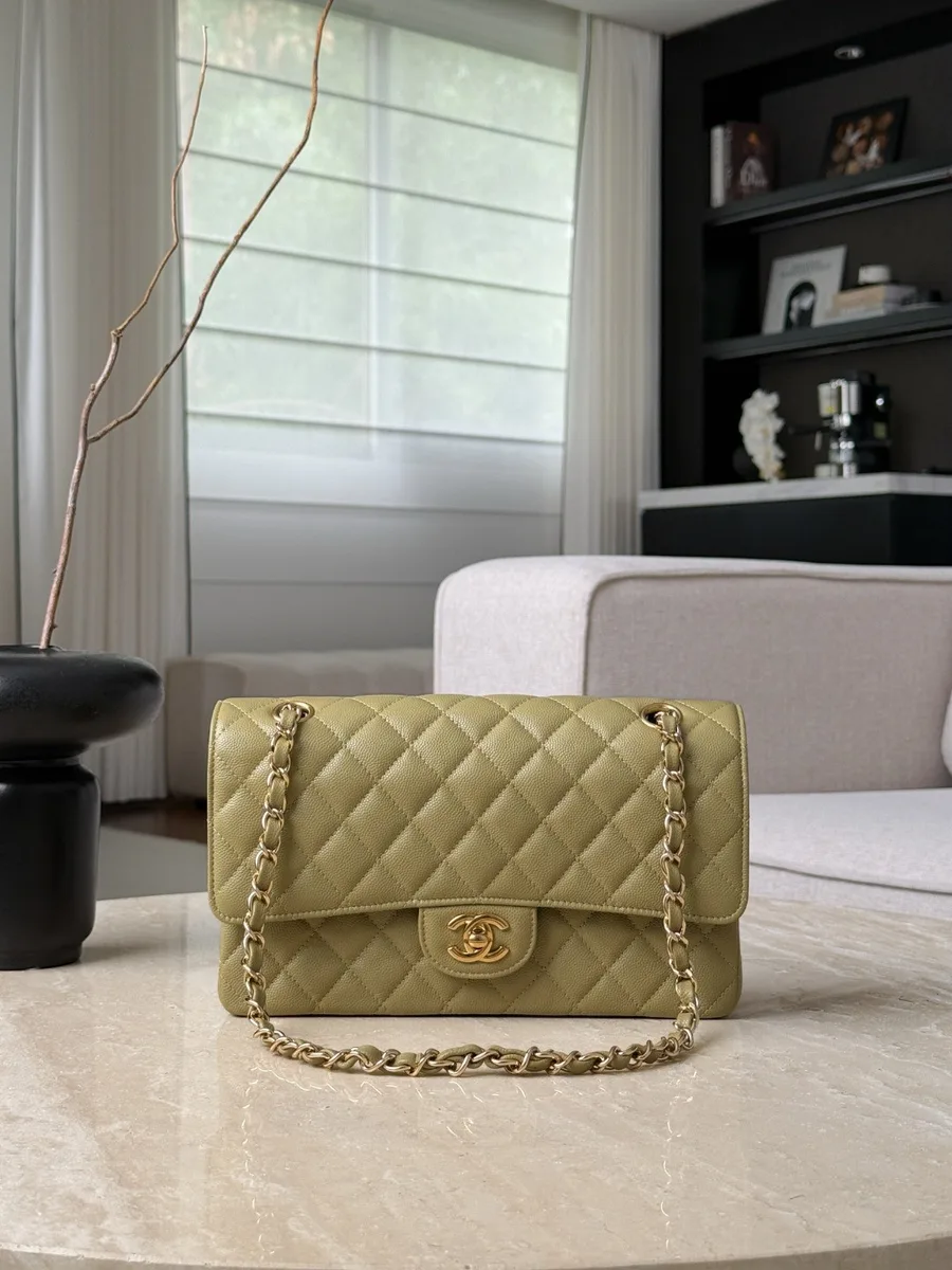 Сумка Chanel Classic Flap цвета хаки из зернистой кожи, вид спереди с закрытым клапаном.
