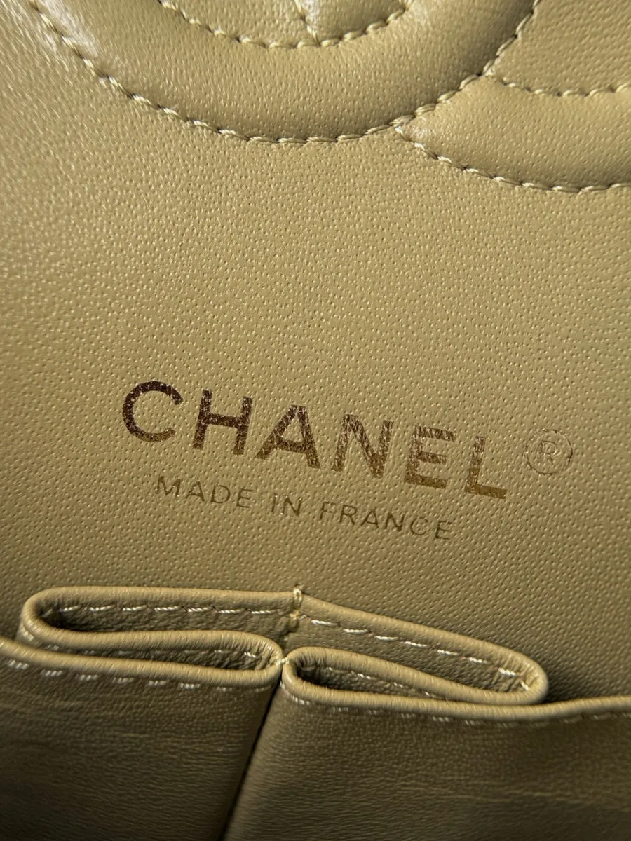 Золотистый штамп Chanel Made in France на кожаной подкладке внутри отделения.
