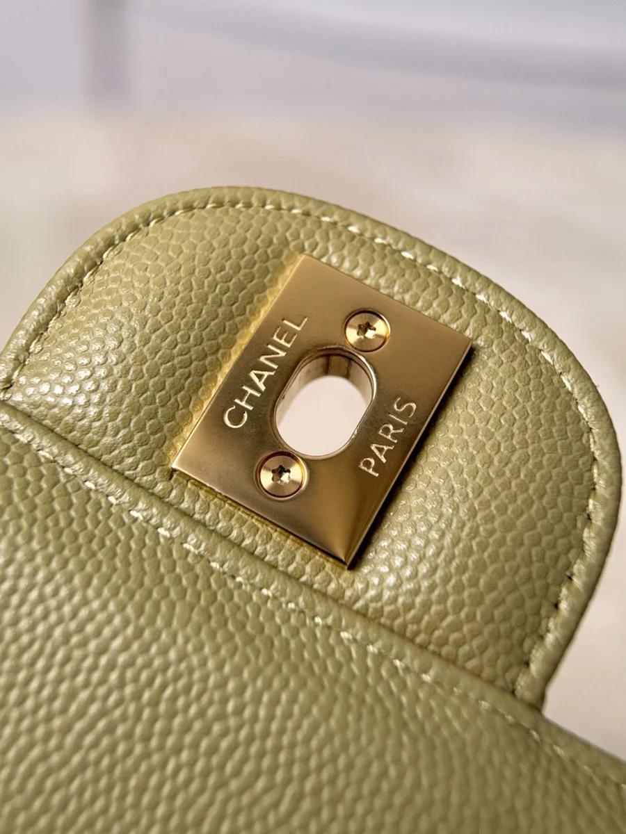 Внутренняя сторона металлического замка с гравировкой Chanel Paris.