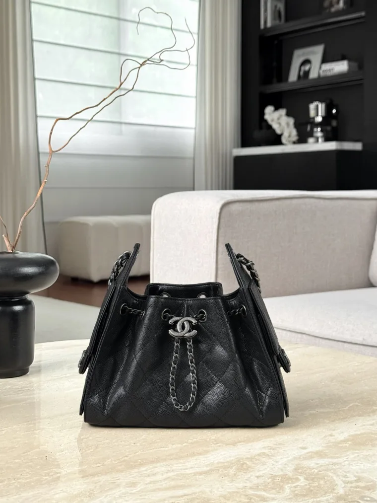 Chanel Чёрная сумка-хобо Hobo Mini