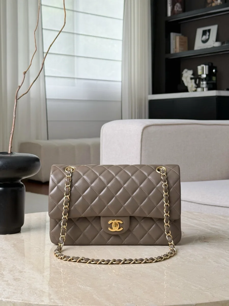 Серая стеганая сумка Chanel Classic Flap 25 с золотистой фурнитурой, вид спереди
