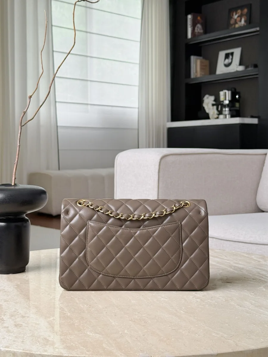 Серая стеганая сумка Chanel Classic Flap 25, вид сзади с накладным карманом