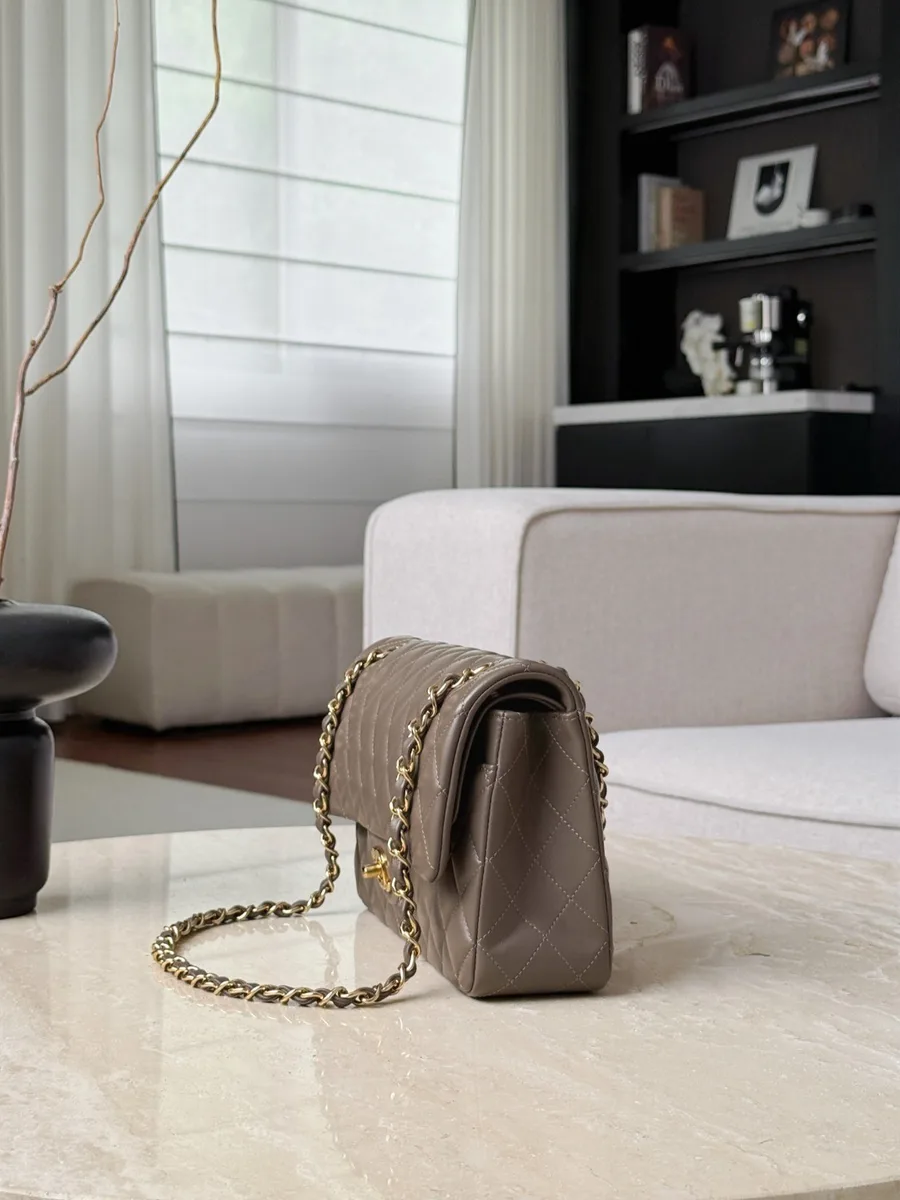 Серая сумка Chanel Classic Flap 25, вид сбоку