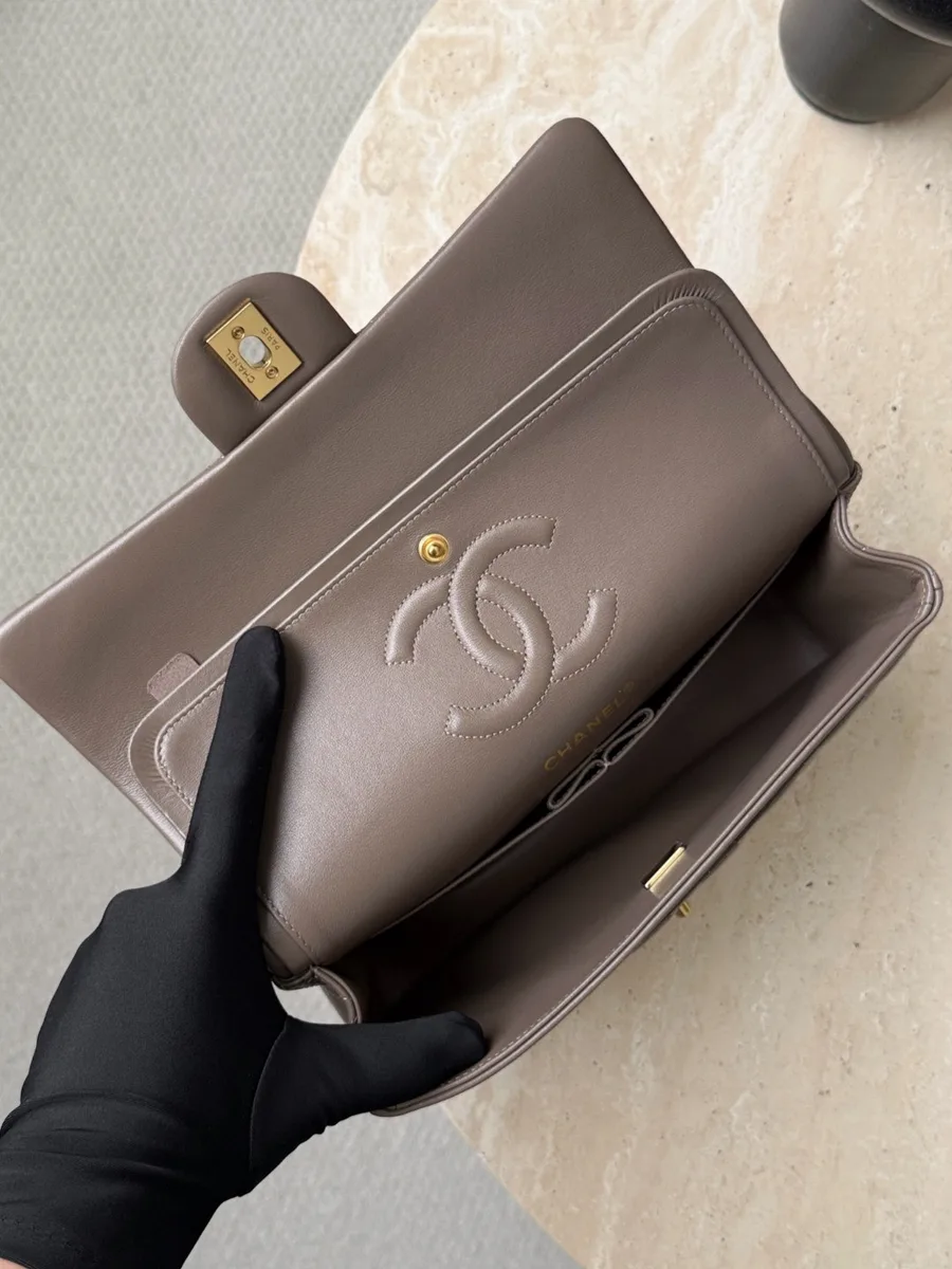 Открытая серая сумка Chanel Classic Flap 25 с двойным клапаном, вид сверху