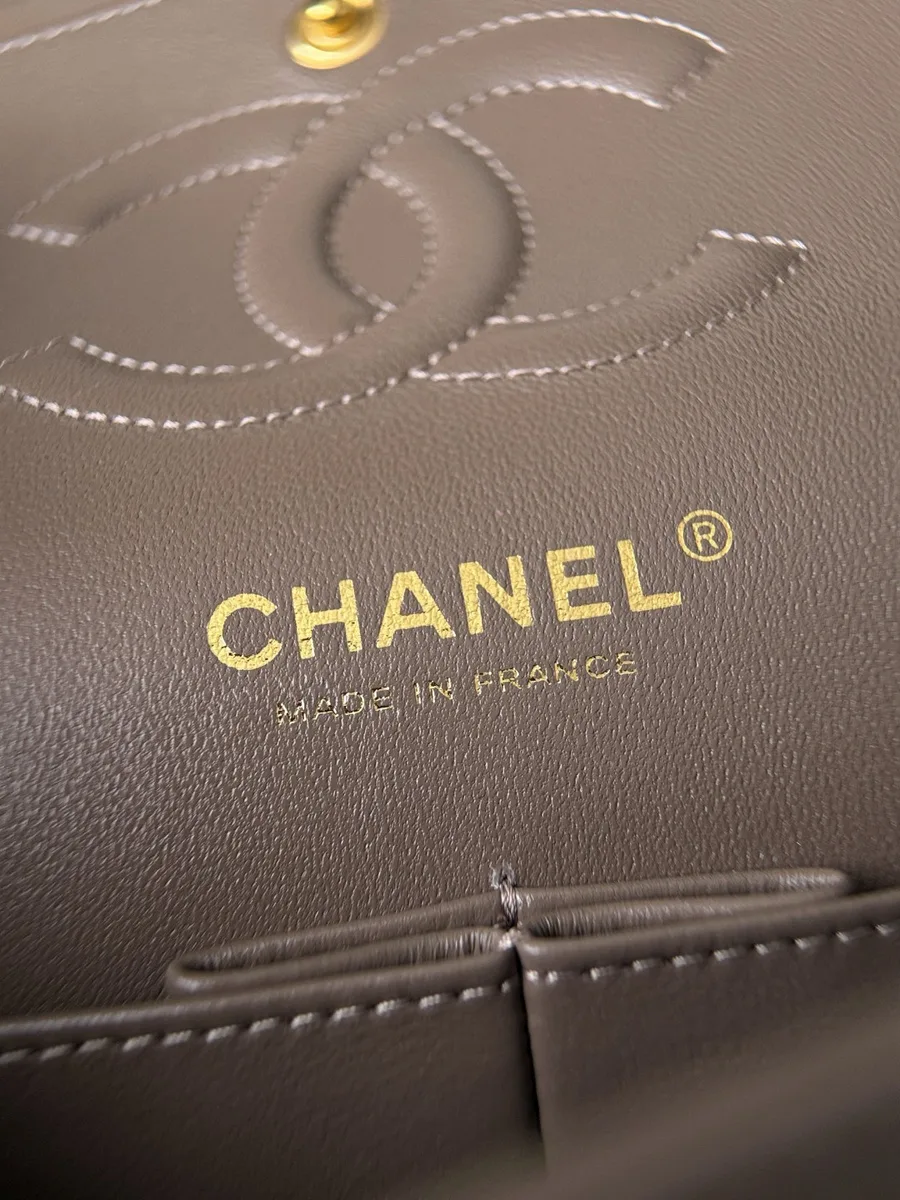 Золотистый логотип Chanel Made in France на внутренней части сумки