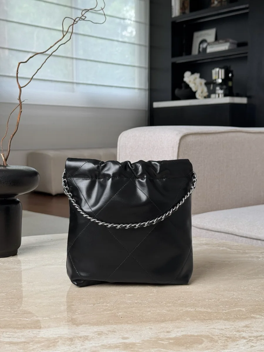 Черная сумка-мешок Chanel 22 Mini, вид сзади