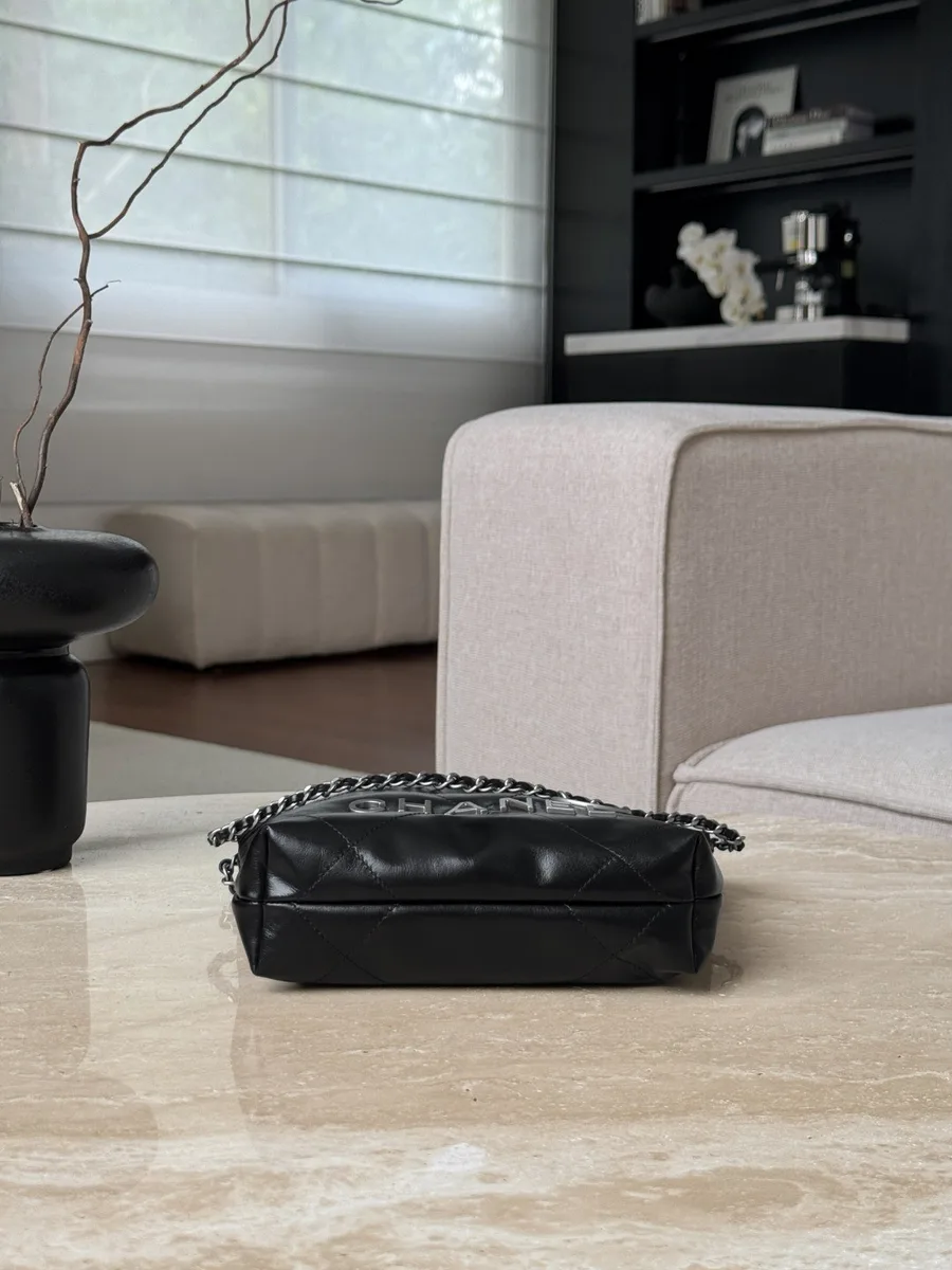 Черная сумка-мешок Chanel 22 Mini, вид снизу на дно