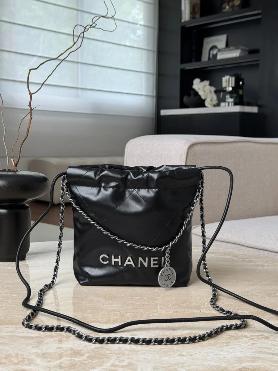 Черная сумка-мешок Chanel 22 Mini с плечевым ремнем-цепочкой