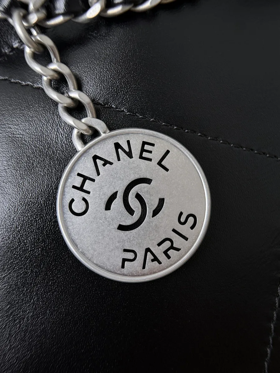 Серебристый круглый медальон-подвеска с логотипом Chanel