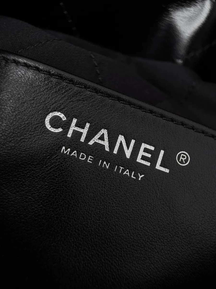 Тиснение Chanel Made in Italy серебристым цветом внутри сумки