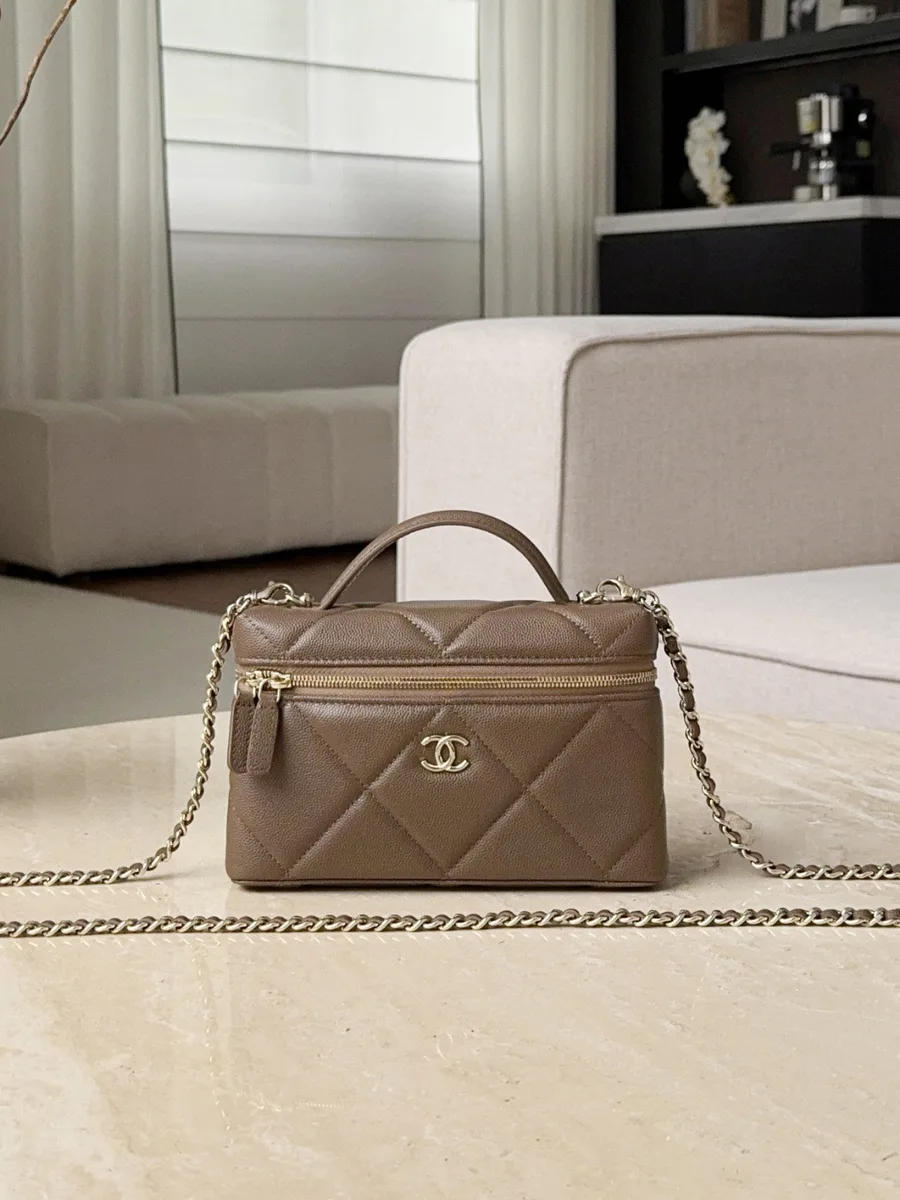Бежевая сумка-кейс Chanel Vanity Case с золотистой фурнитурой, вид спереди
