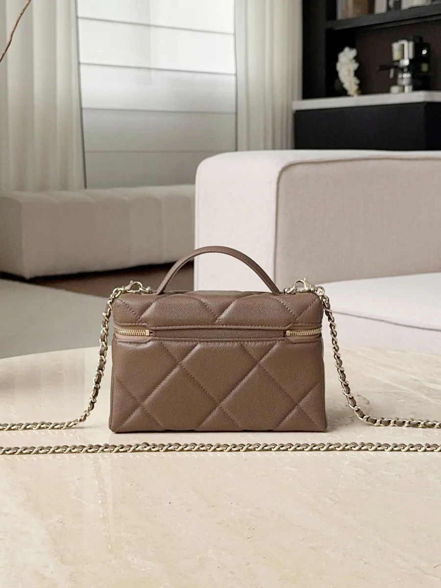 Бежевая сумка-кейс Chanel Vanity Case, вид сзади с плоским карманом