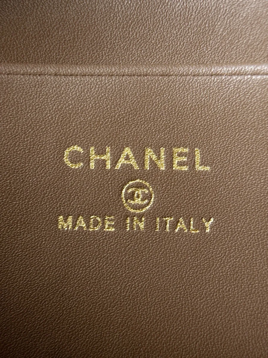 Золотистое тиснение Chanel Made in Italy на внутренней стороне сумки