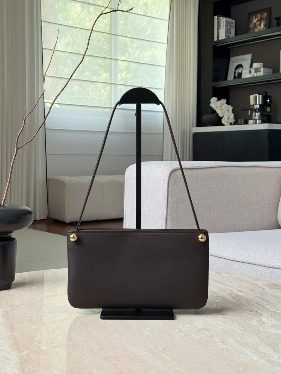 Коричневая кожаная сумка Chanel на плечо, вид спереди
