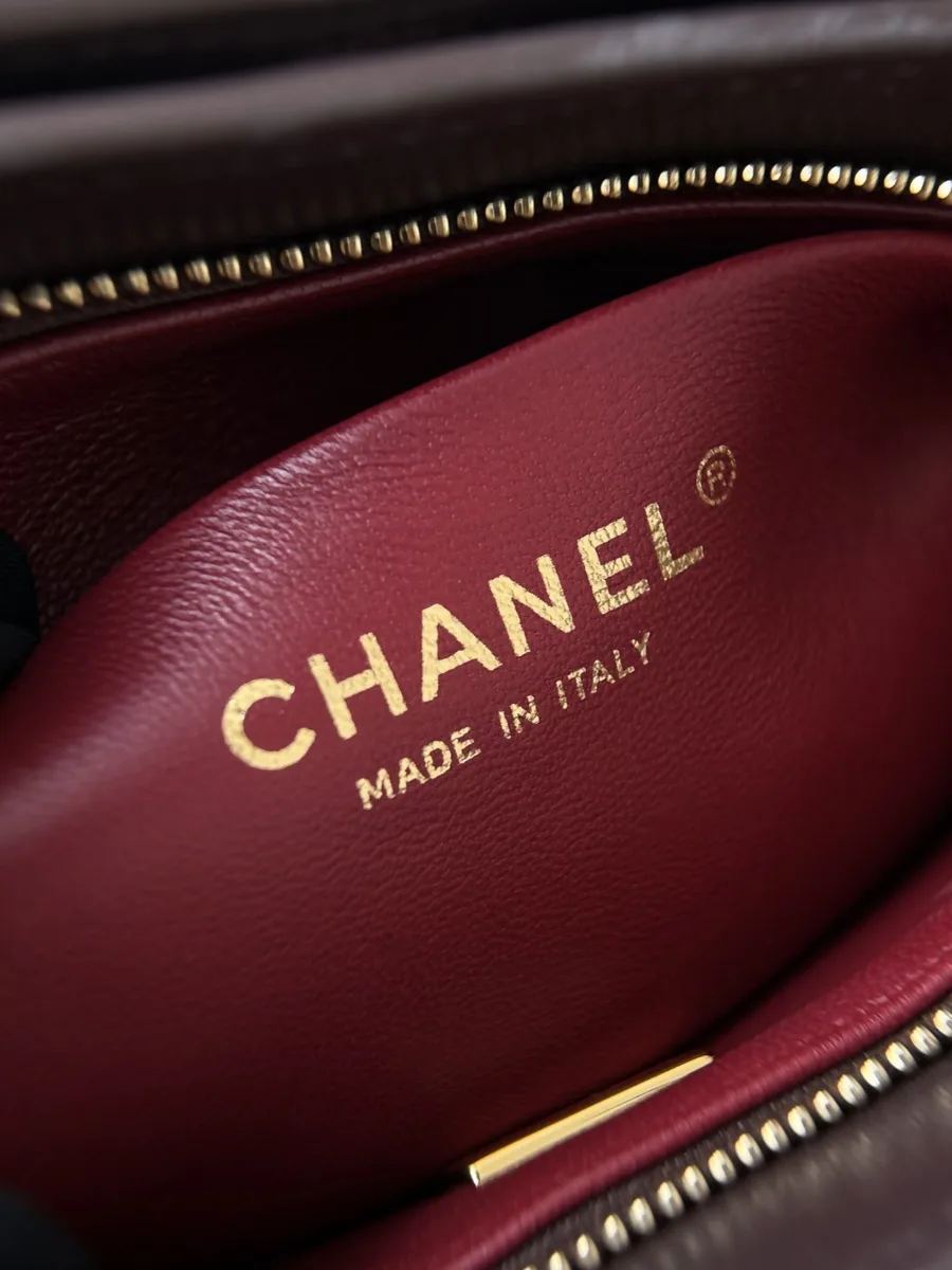 Золотистое тиснение Chanel Made in Italy на внутреннем кожаном кармане