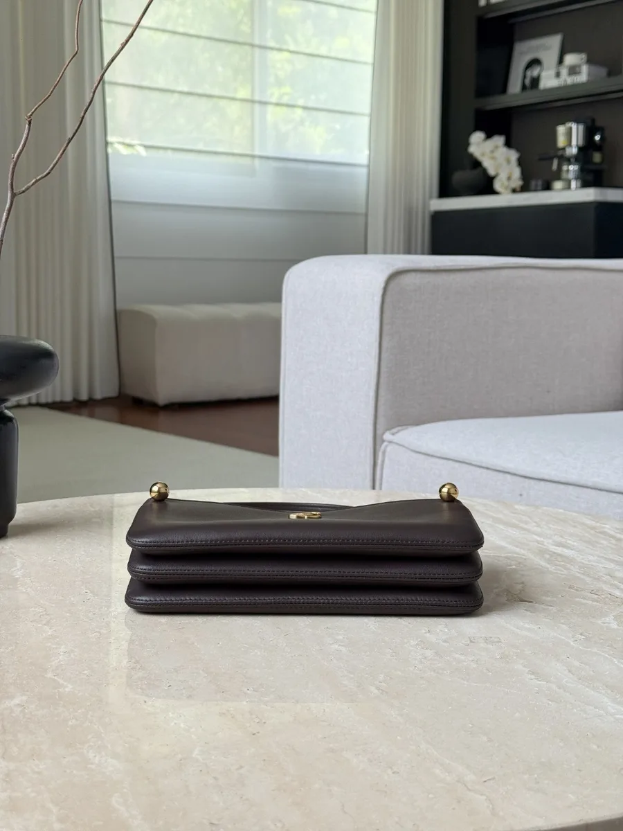 Коричневая сумка Chanel, вид снизу на три отделения-гармошки