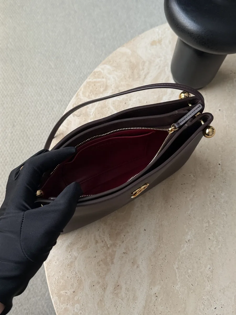 Открытая коричневая сумка Chanel с бордовой подкладкой, вид сверху
