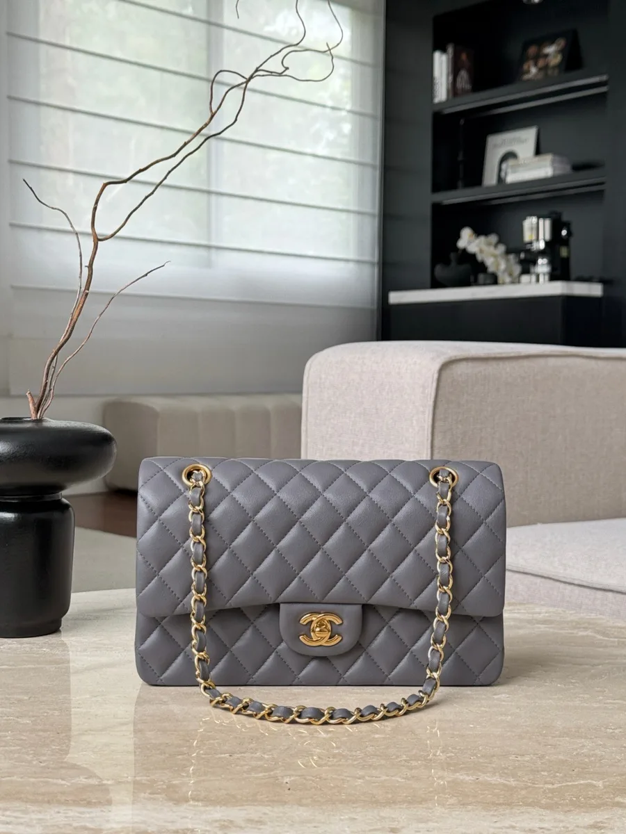 Серая стеганая сумка Classic Flap 25 с золотистой фурнитурой, вид спереди