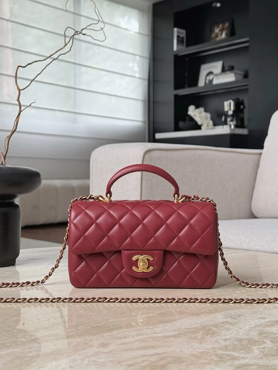 Бордовая сумка Chanel Mini Handle Bag из стёганой кожи, вид спереди