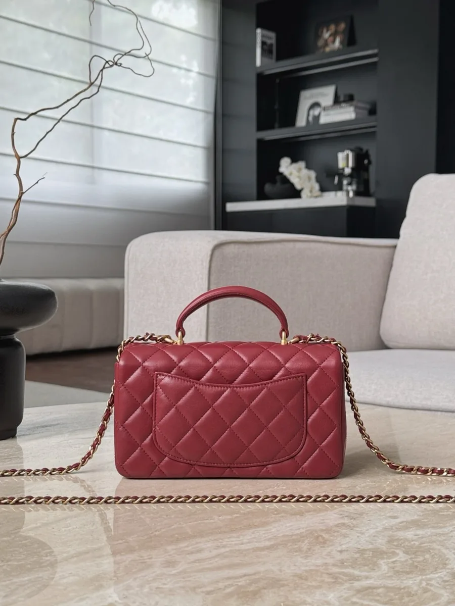 Бордовая сумка Chanel Mini Handle Bag, вид сзади с карманом
