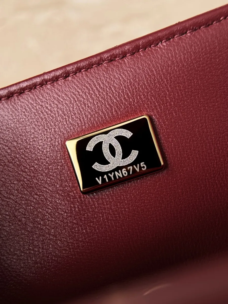 Металлическая пластина с логотипом Chanel внутри сумки