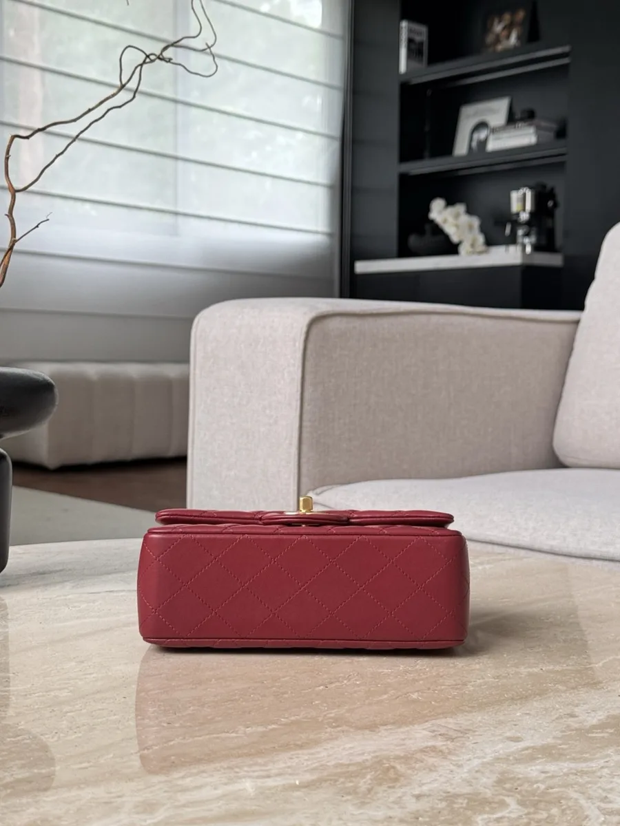 Бордовая сумка Chanel Mini Handle Bag, вид снизу