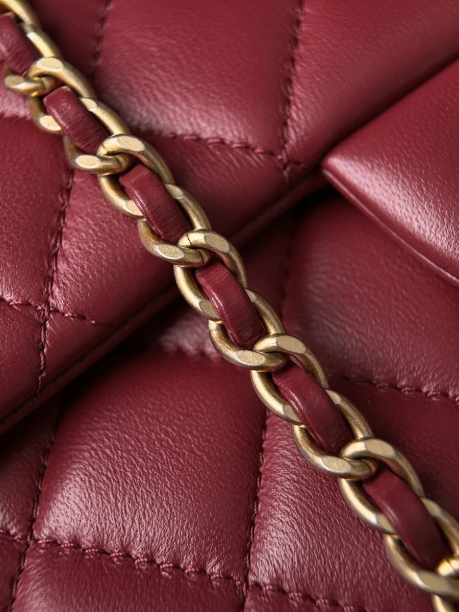 Плечевой ремень-цепочка бордовой сумки Chanel крупным планом