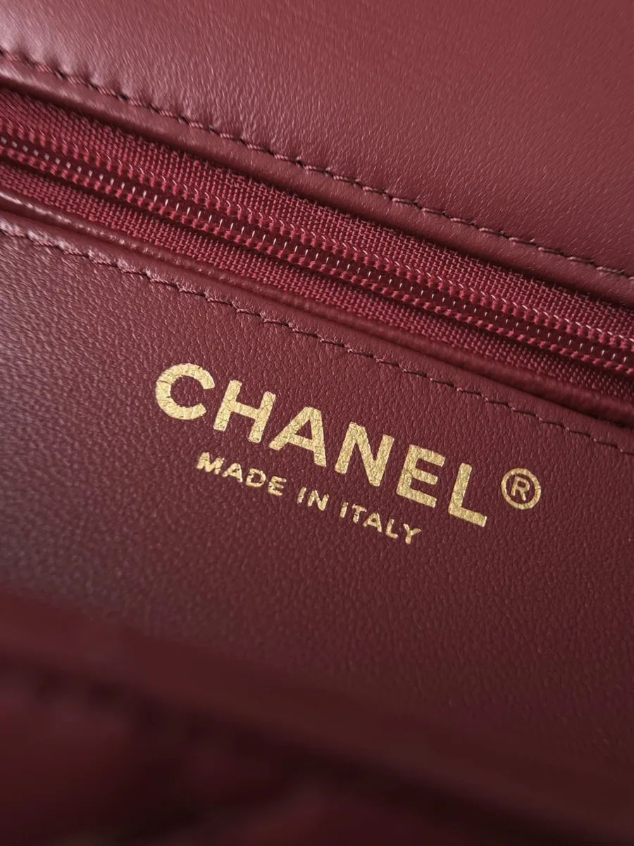 Золотистый логотип Chanel Made in Italy внутри сумки