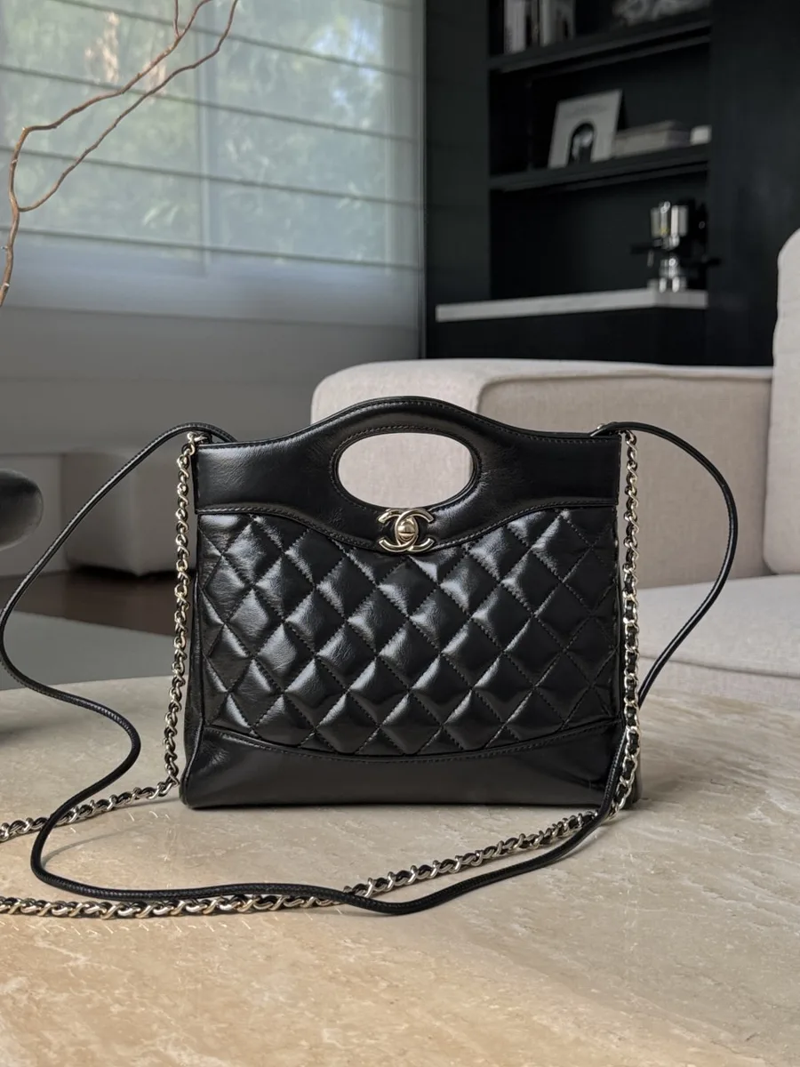 Чёрная сумка Chanel 31 Mini с пристёгнутым плечевым ремнём-цепочкой