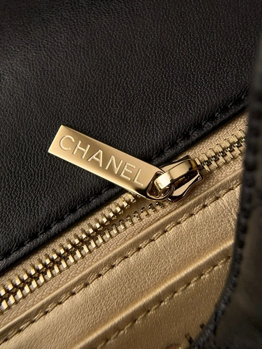 Крупный план молнии с гравировкой Chanel на пуллере