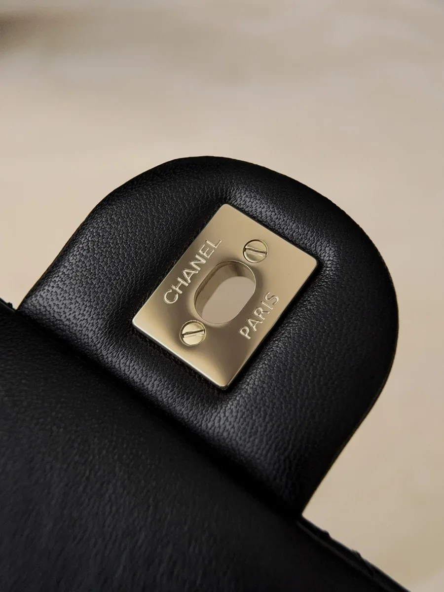 Внутренняя сторона клапана с металлической пластиной Chanel Paris
