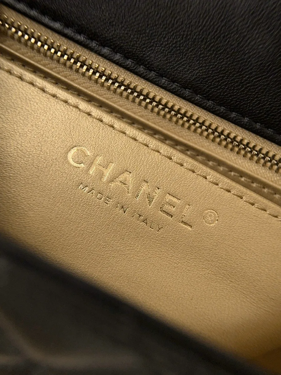 Внутреннее отделение с золотистым тиснением Chanel Made in Italy