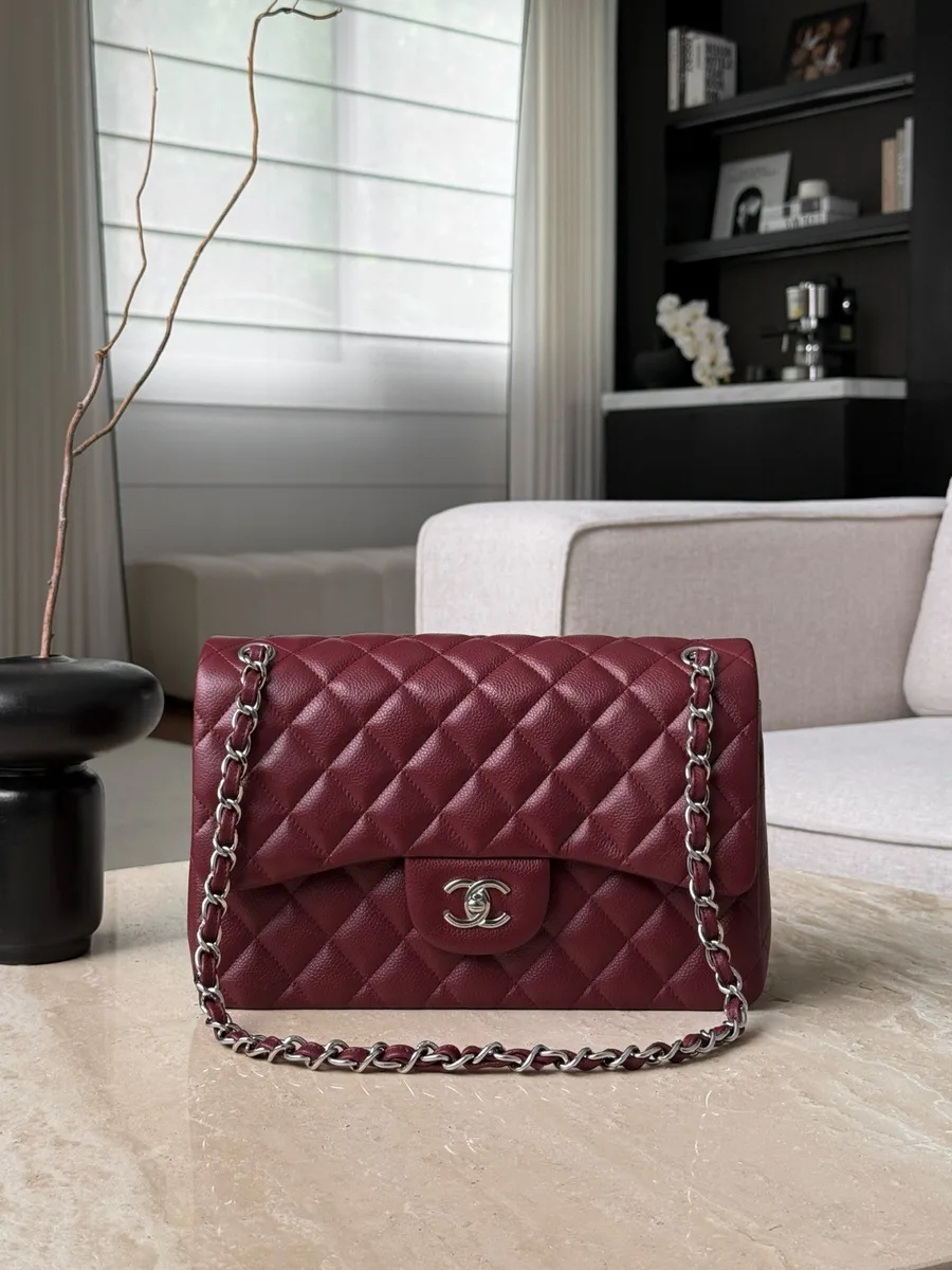 Бордовая стеганая сумка Chanel Classic Flap 30 с серебристой фурнитурой, вид спереди
