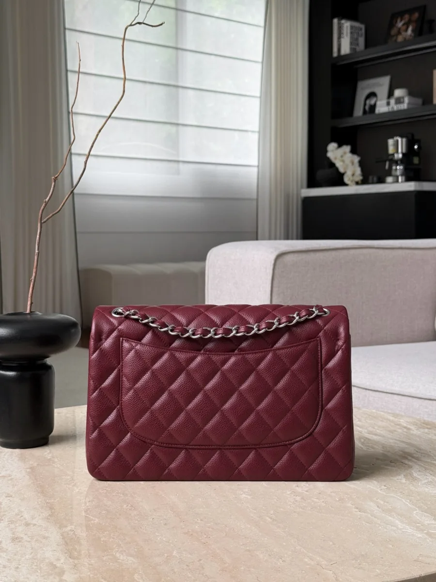 Бордовая стеганая сумка Chanel Classic Flap 30, вид сзади с накладным карманом