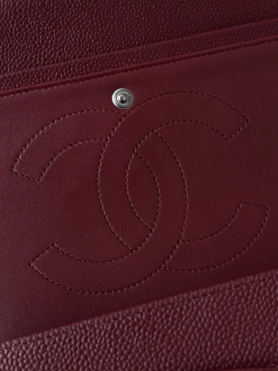 Вышитый логотип CC на внутреннем клапане бордовой сумки Chanel