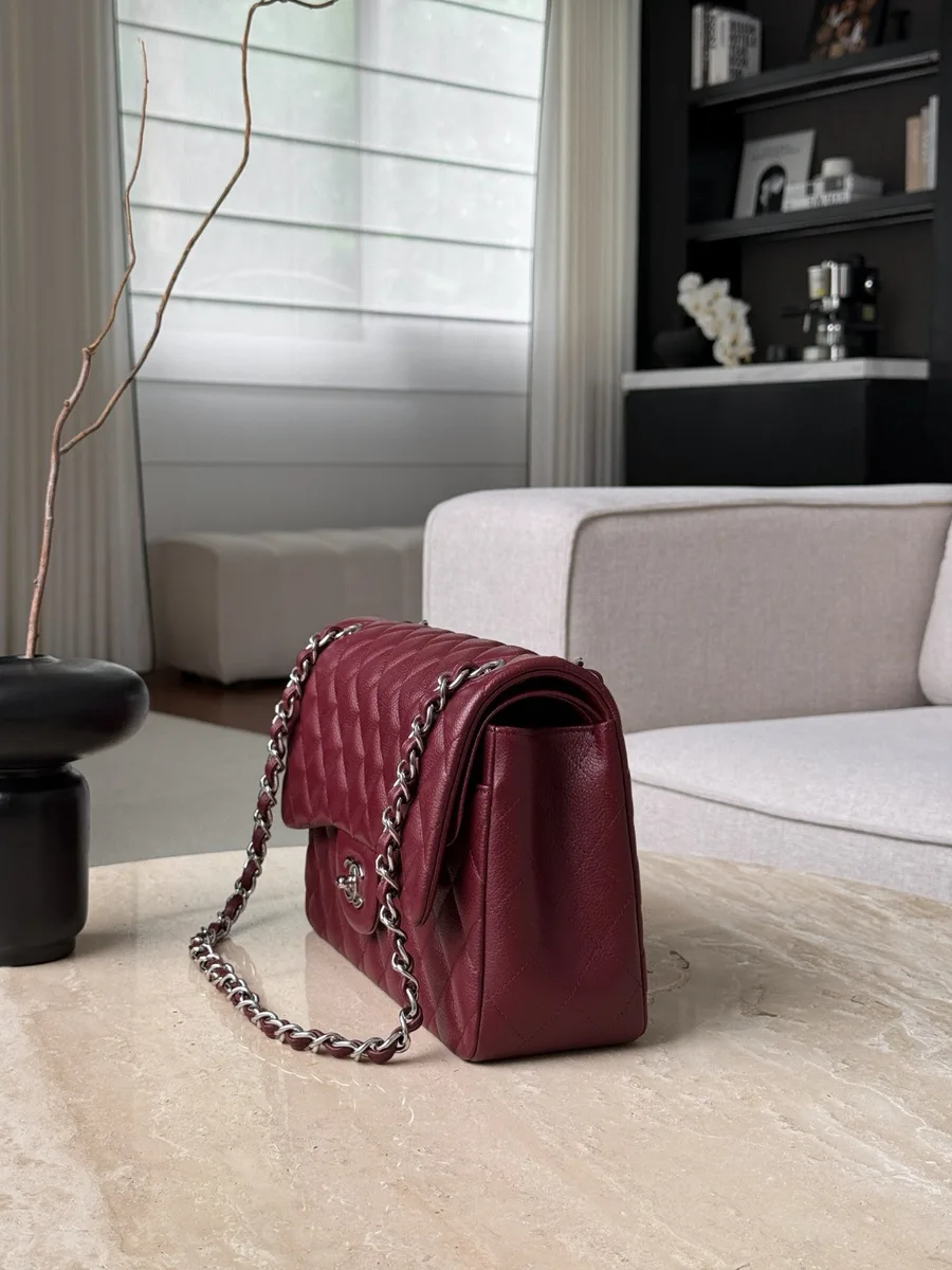 Бордовая кожаная сумка Chanel Classic Flap 30, вид сбоку
