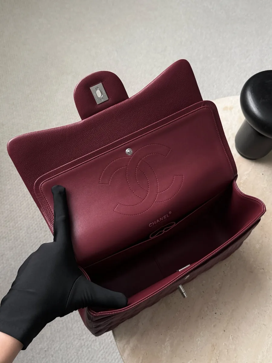 Открытая бордовая сумка Chanel Classic Flap 30 с внутренним клапаном и логотипом