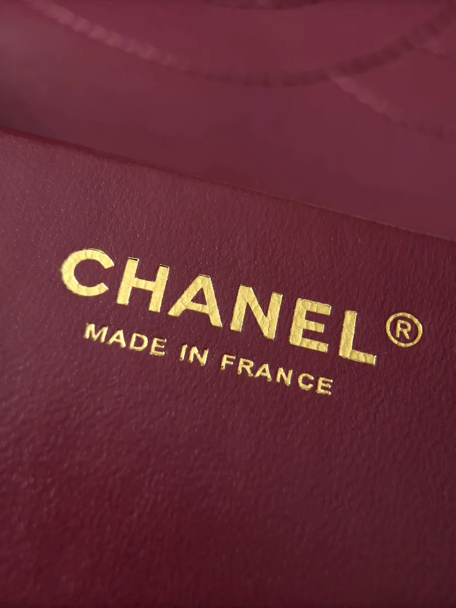 Золотистое тиснение Chanel Made in France на коже