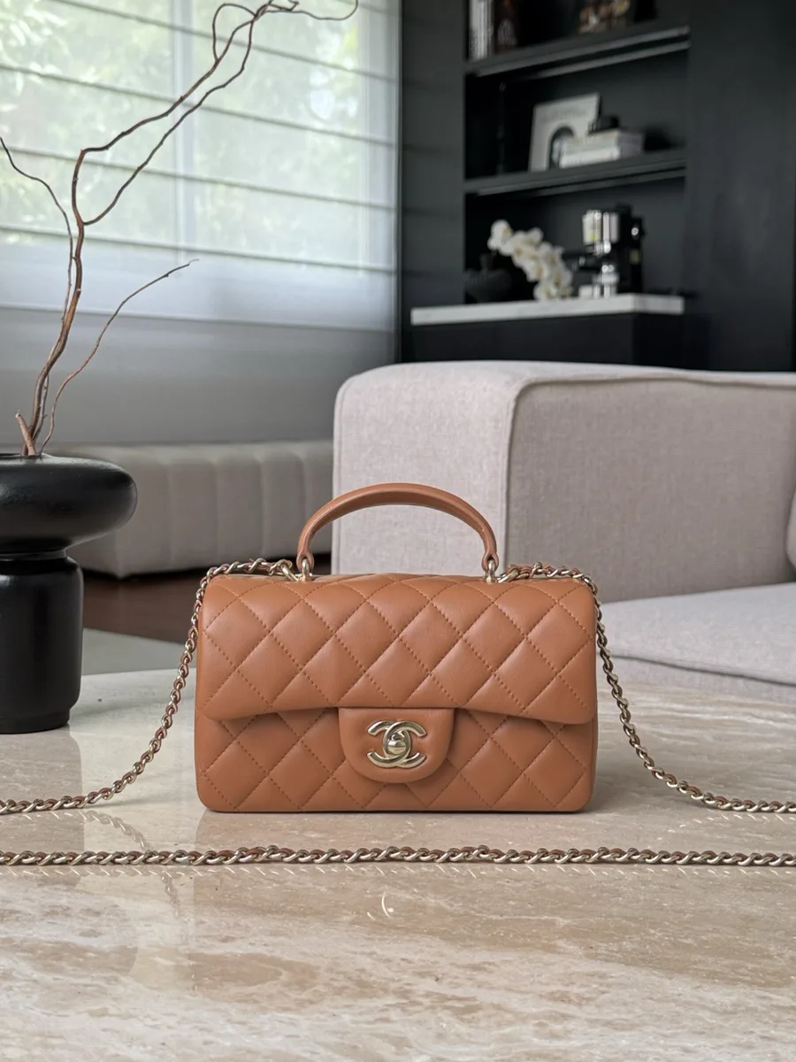Коричневая сумка Chanel Mini Handle Bag с верхней ручкой и золотистой фурнитурой, вид спереди