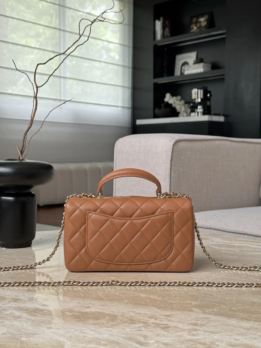 Коричневая стёганая сумка Chanel Mini Handle Bag, вид сзади с накладным карманом