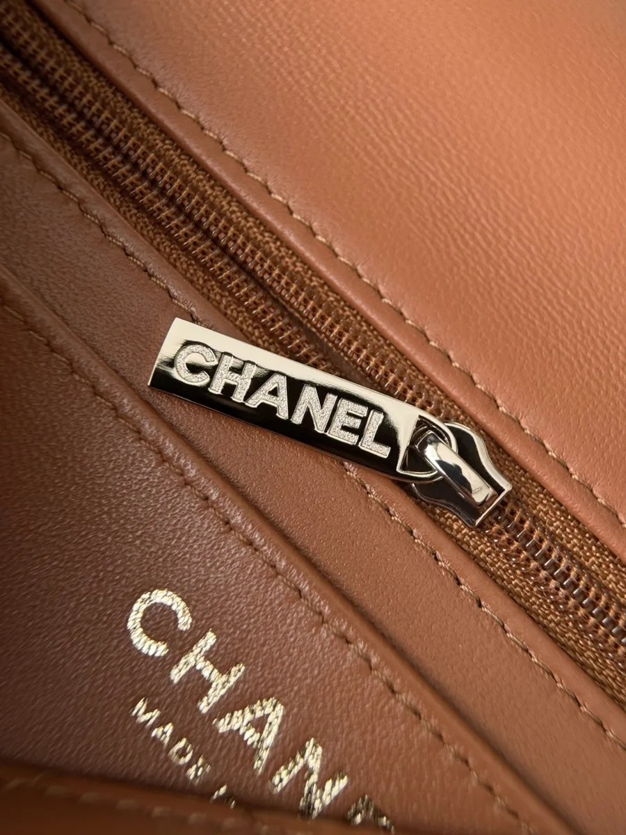 Крупный план бегунка молнии с гравировкой Chanel