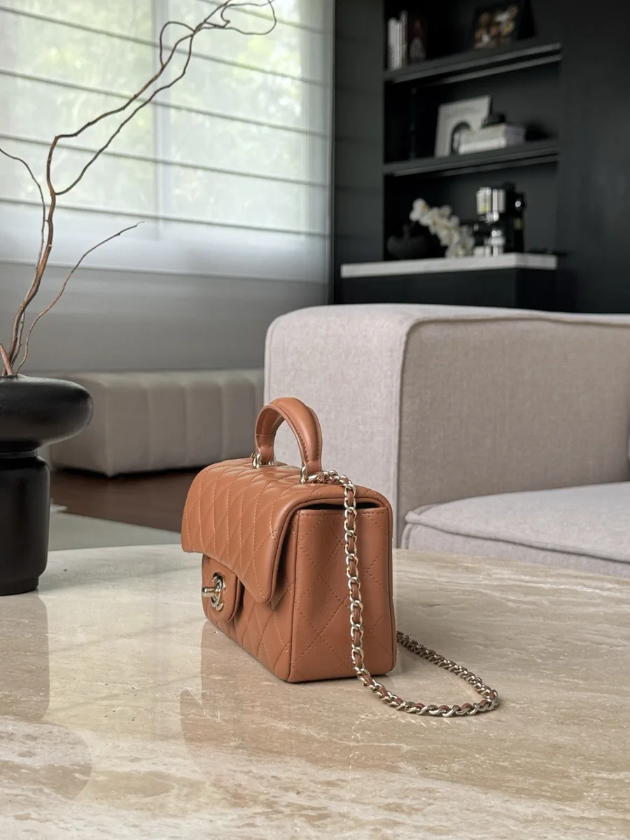 Коричневая кожаная сумка Chanel Mini Handle Bag, вид сбоку