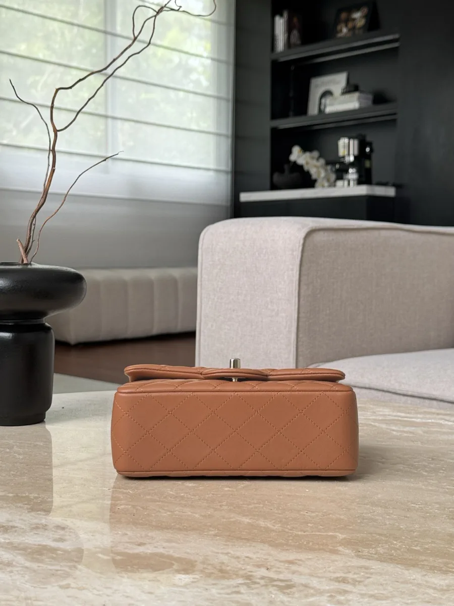 Коричневая сумка Chanel Mini Handle Bag, вид снизу