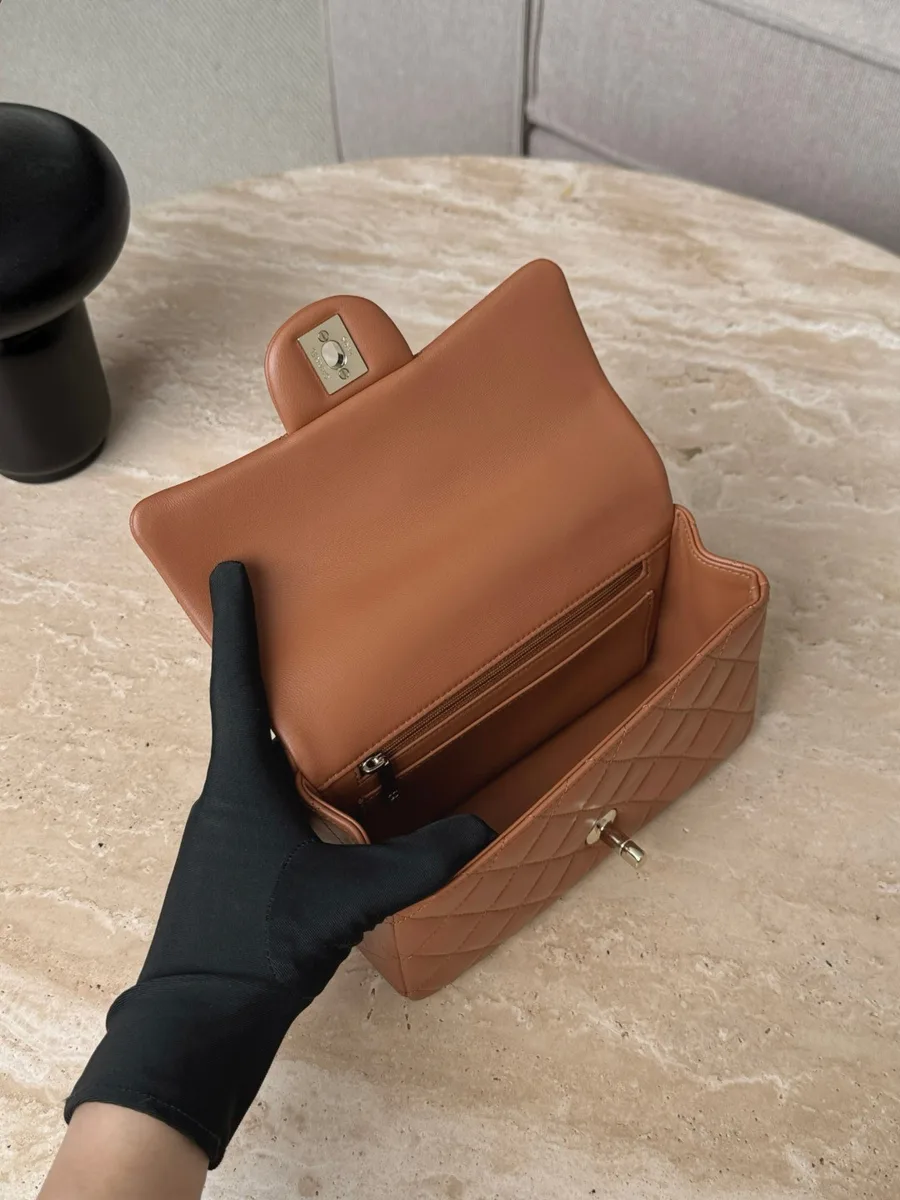 Открытая коричневая сумка Chanel Mini Handle Bag, вид на внутреннее отделение