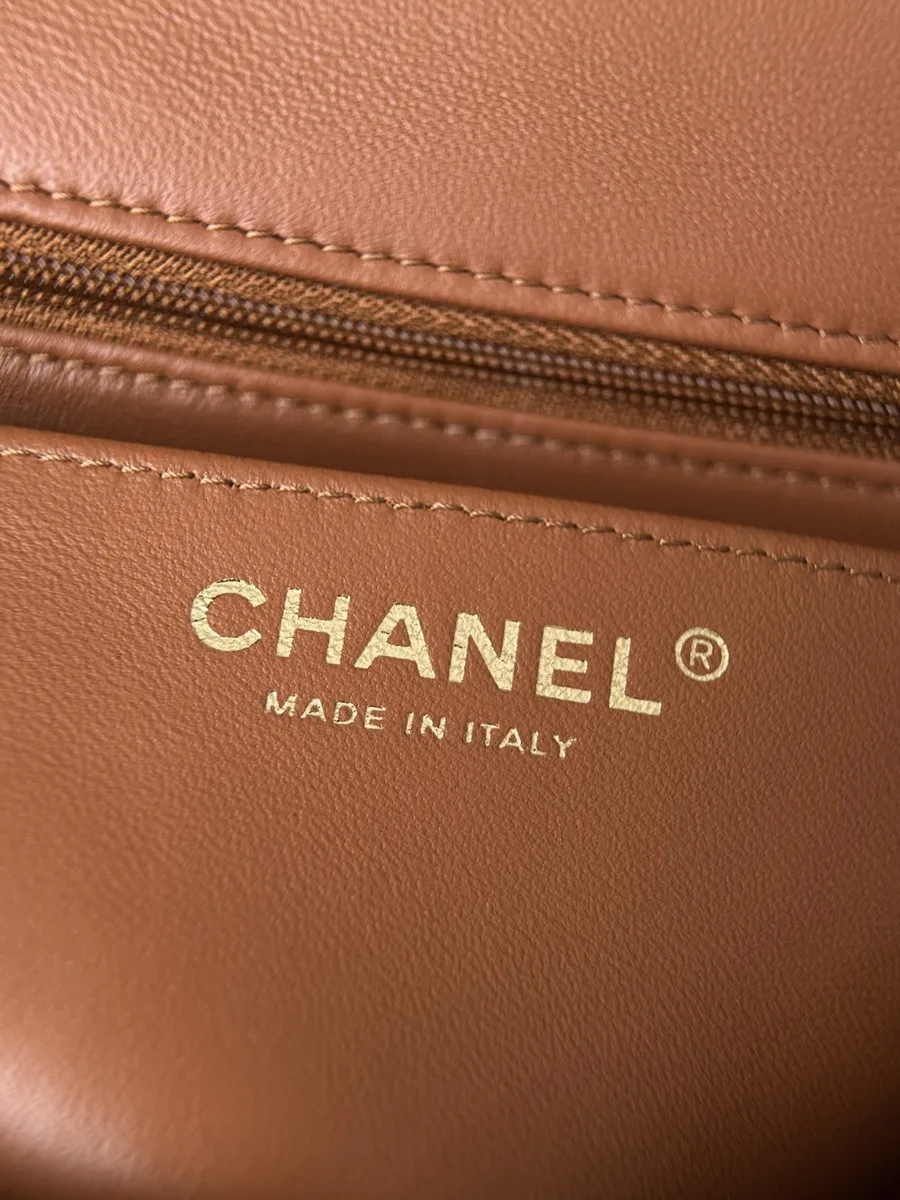 Золотистое тиснение Chanel Made in Italy на внутренней кожаной отделке сумки