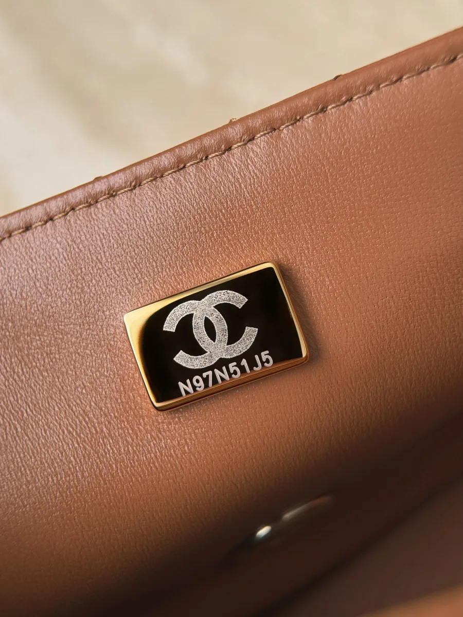 Металлическая пластина с логотипом CC и серийным номером внутри сумки Chanel